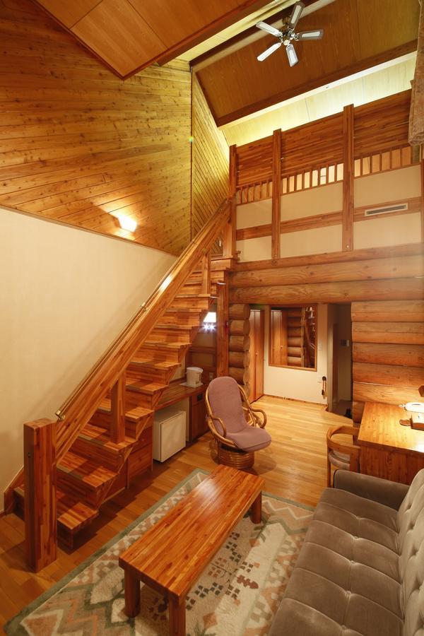 Log Hotel Larch Lake Kanayama Мінамі-Фурано Номер фото