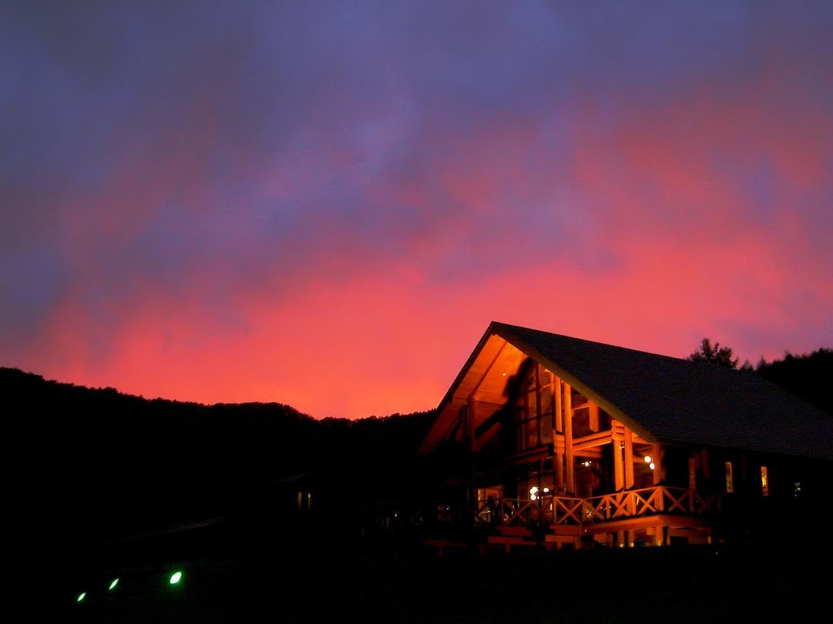 Log Hotel Larch Lake Kanayama Мінамі-Фурано Екстер'єр фото
