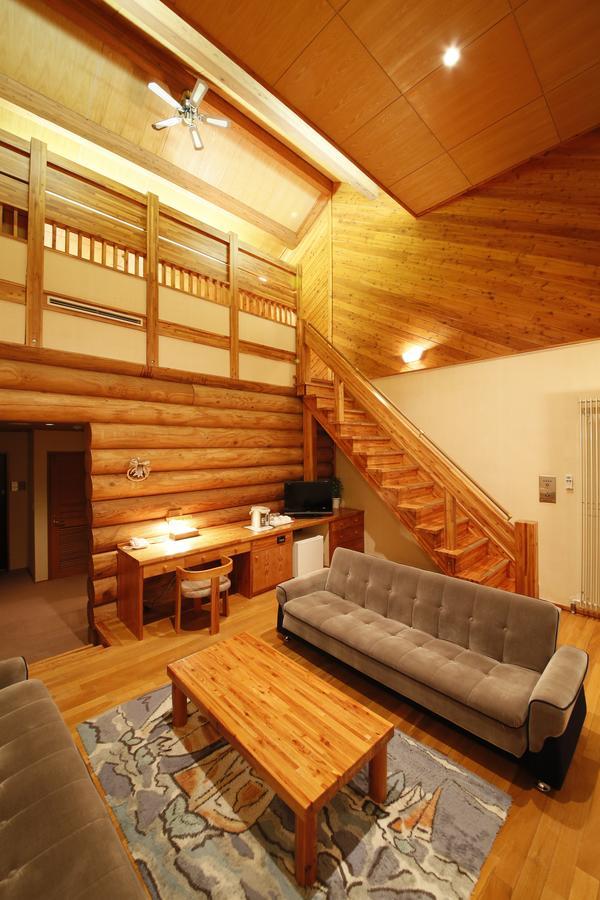 Log Hotel Larch Lake Kanayama Мінамі-Фурано Номер фото